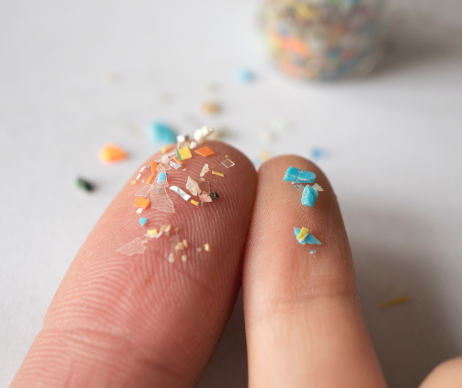 Microplastiche nei cosmetici: cosa cambia nel 2025 con il regolamento REACH